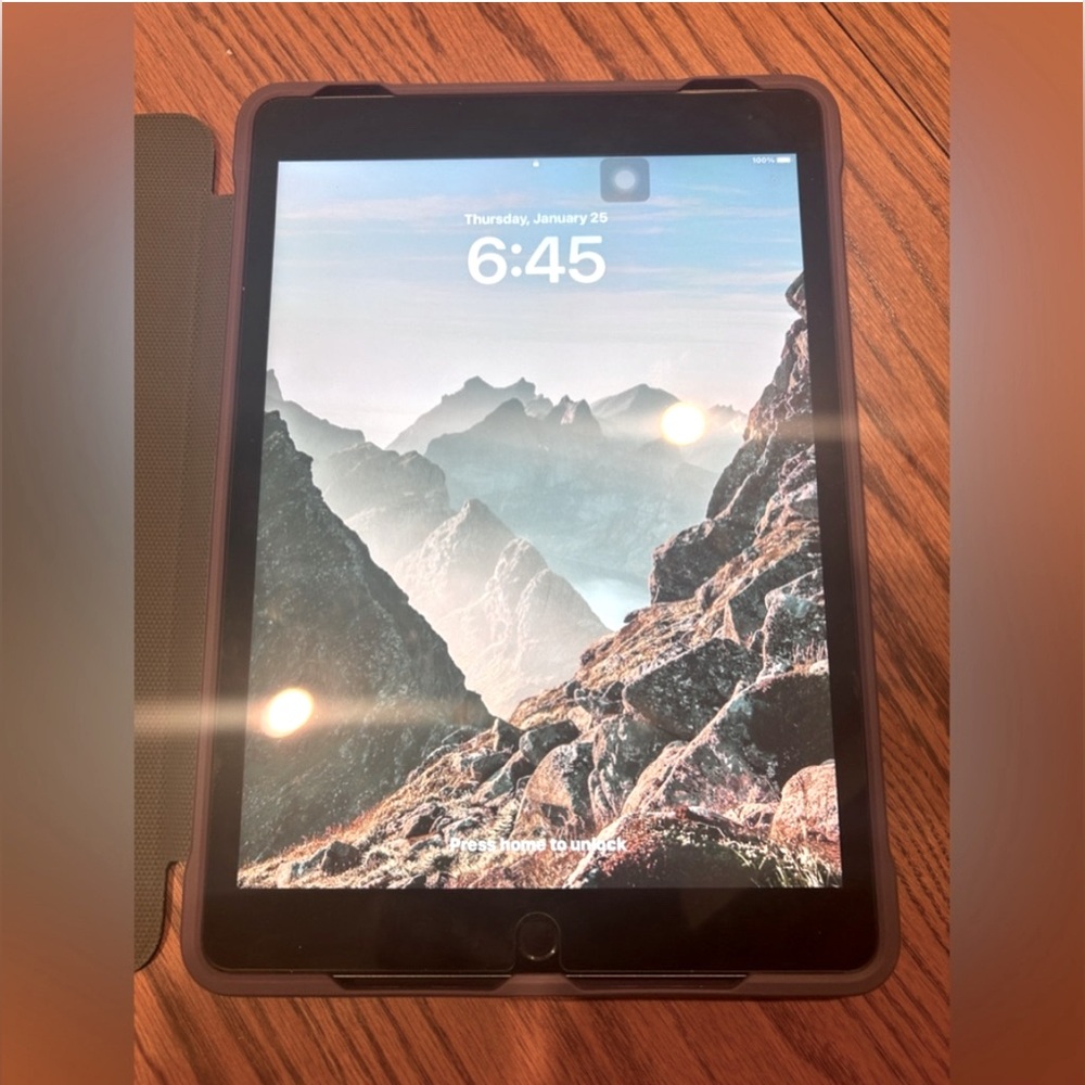 * SOLD * iPad 9th Generation 64G (OS 17.3) - No Cellular